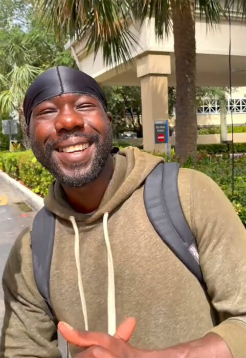 Hombre sin hogar sonriendo y feliz