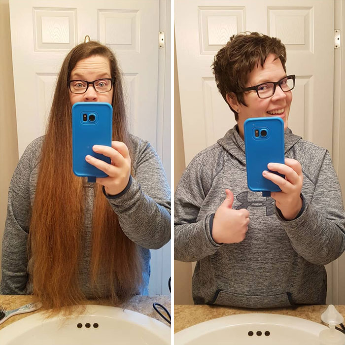 mujer con sudadera gris frente al espejo antes y después de cortar su cabello para donarlo 