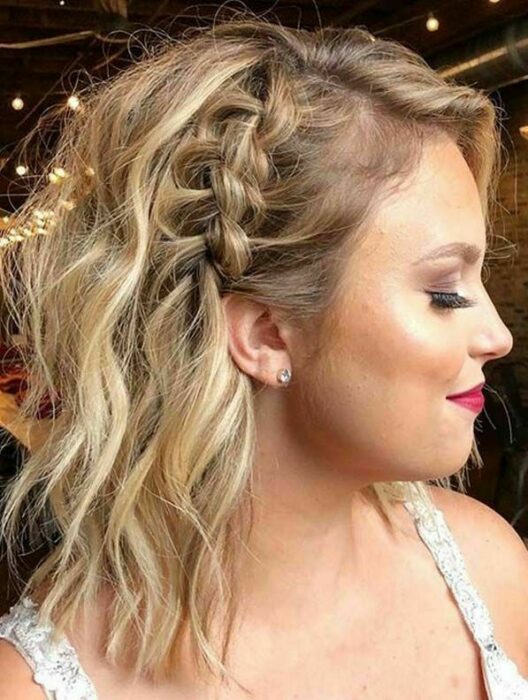 Chica con el cabello hasta los hombros con una trenza lateral