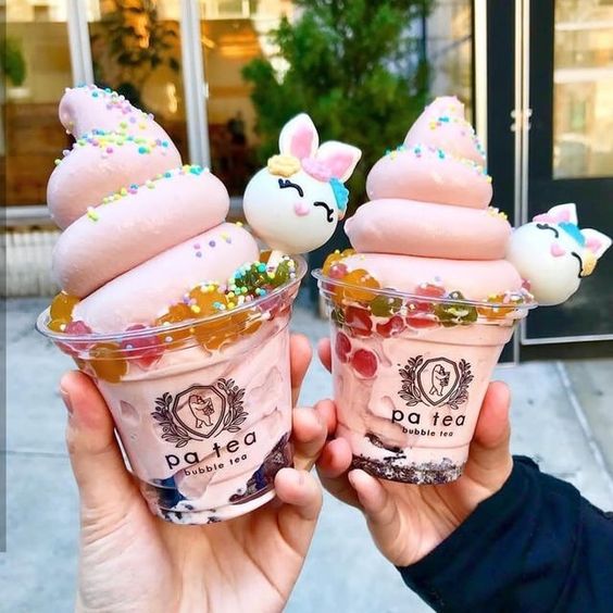 Helados cremosos de fresa con paletas de unicornio; Helados que son un deleite visual