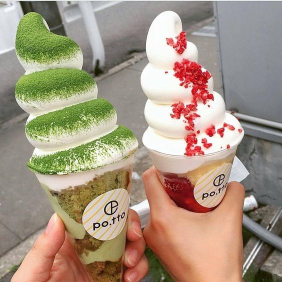 Helados cremosos con matcha y fresa en polvo; Helados que son un deleite visual