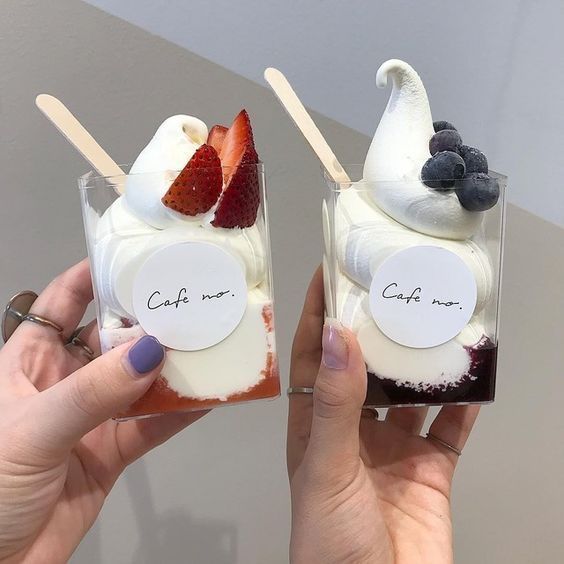 Helados de vainilla con fresa y moras; Helados que son un deleite visual