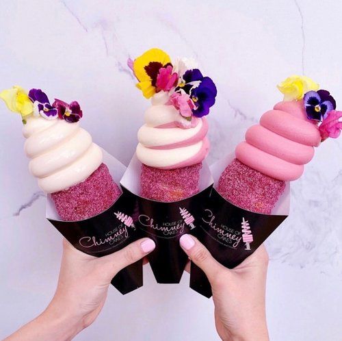 Helados cremosos de fresa con flores decorativas; Helados que son un deleite visual