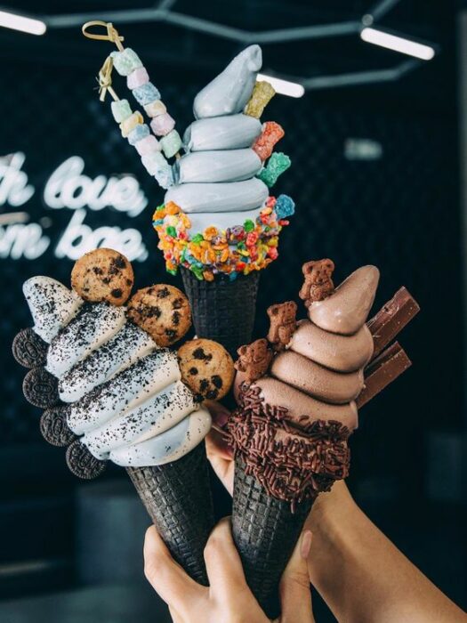 Helados de vainilla y chocolate con toppings; Helados que son un deleite visual