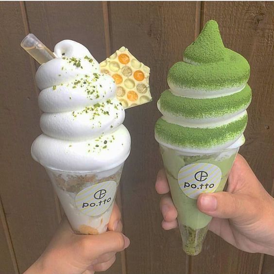 Helado de vainilla con matcha espolvoreado; Helados que son un deleite visual