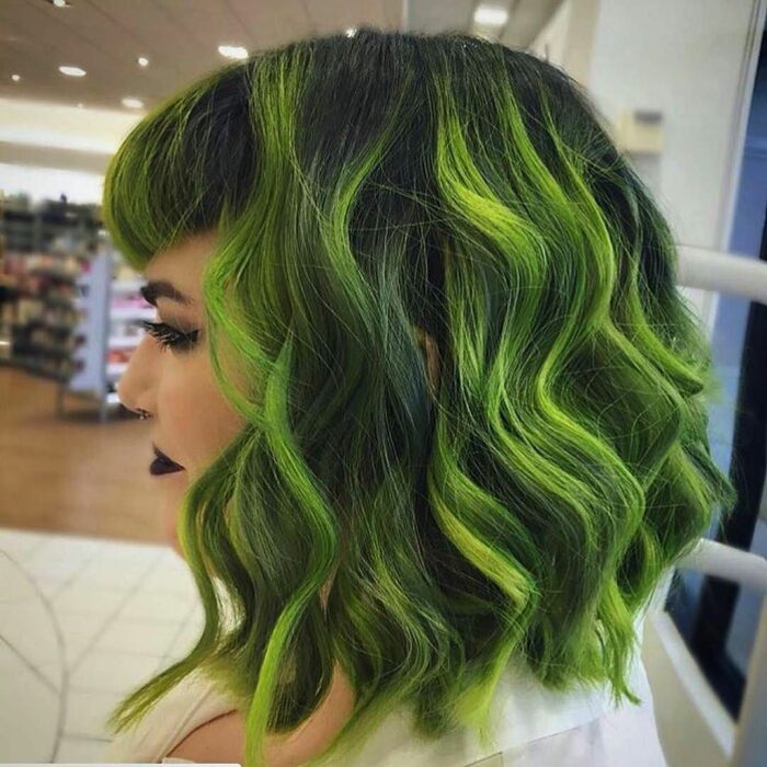 Mujer con el cabello teñido de verde