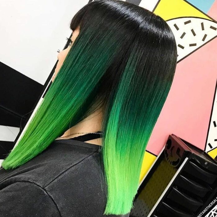 Mujer con el cabello teñido de verde
