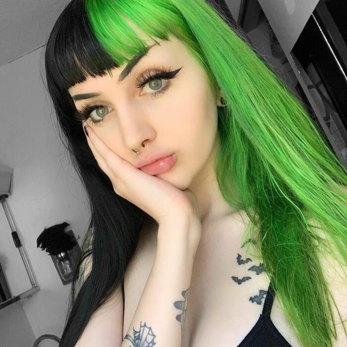 Mujer con el cabello teñido de verde