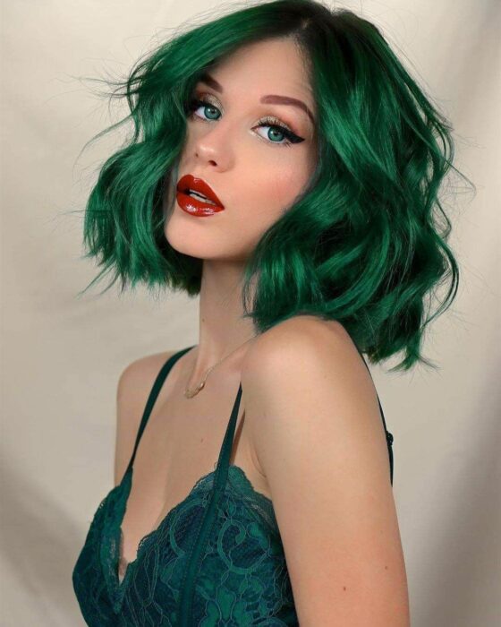 Mujer con el cabello teñido de verde
