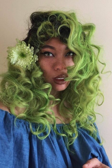 Mujer con el cabello teñido de verde