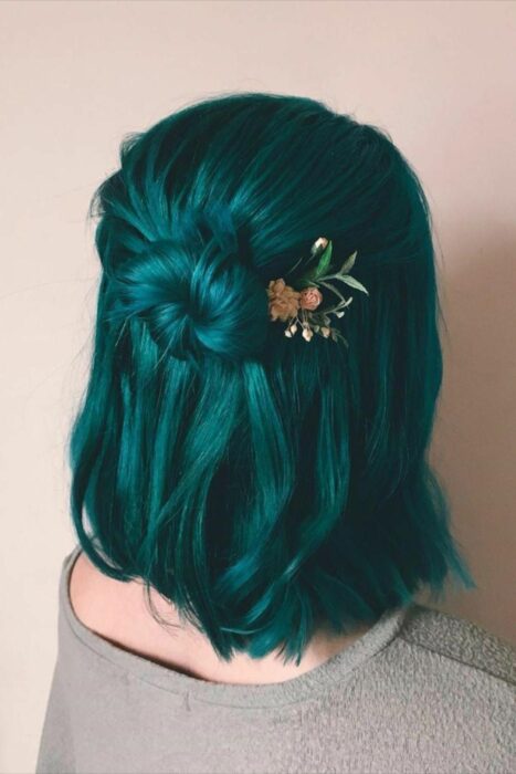 Mujer con el cabello teñido de verde