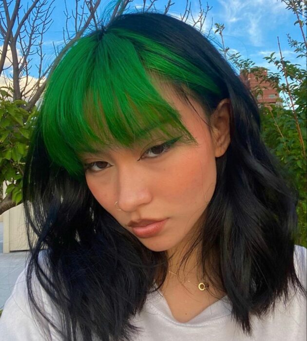 Mujer con el cabello teñido de verde
