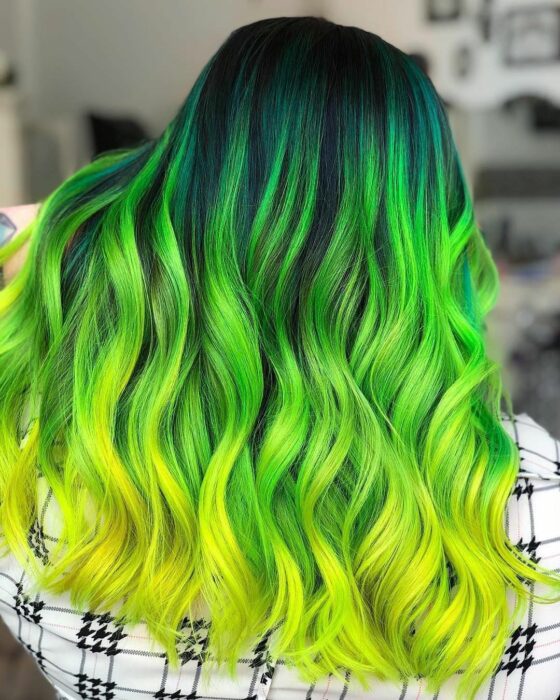 Mujer con el cabello teñido de verde