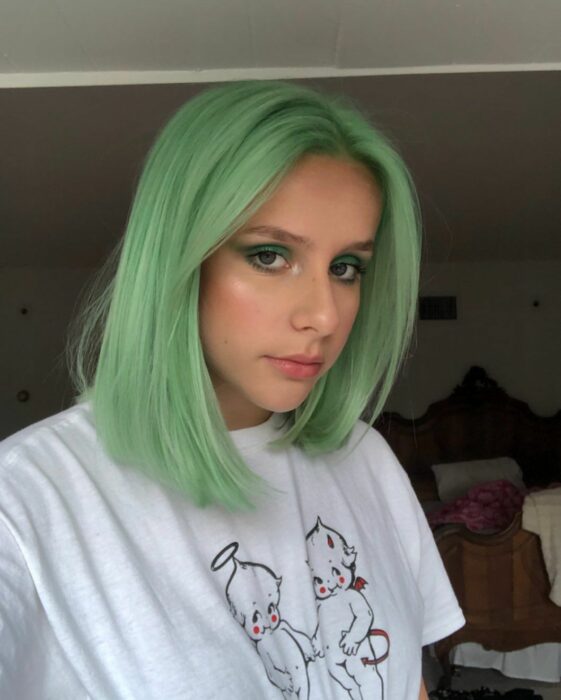 Mujer con el cabello teñido de verde