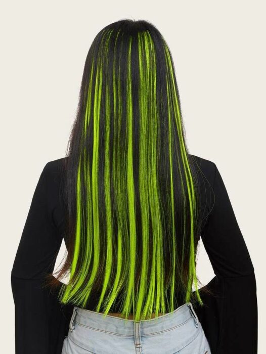 Mujer con el cabello teñido de verde