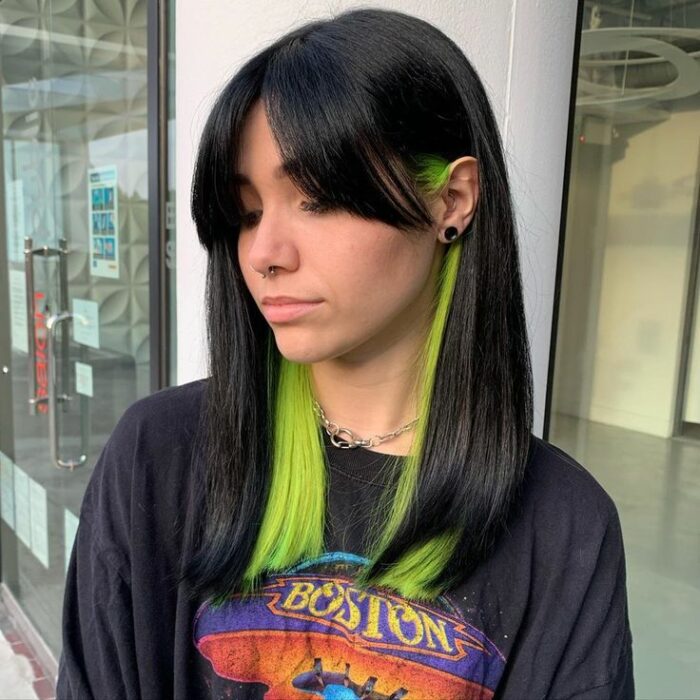 Mujer con el cabello teñido de verde