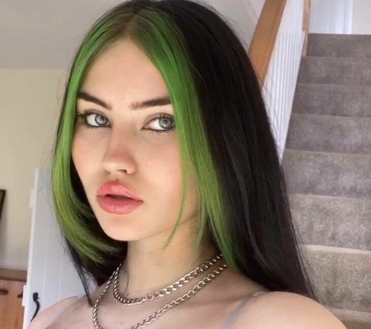 Mujer con el cabello teñido de verde