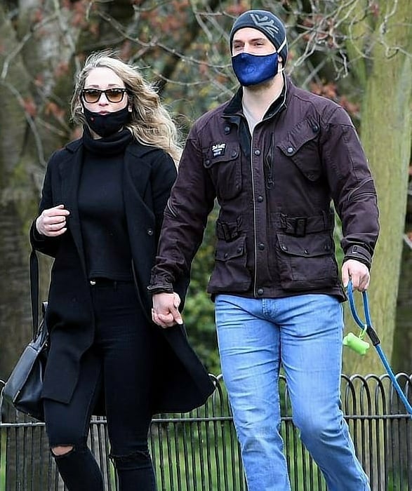 Henry Cavill y Natalie Viscuso tomados de la mano y caminando por las calles