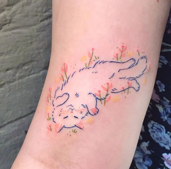 Tatuaje de gatito en colores azules con hilos; Tatuajes para llevar a mishi siempre contigo