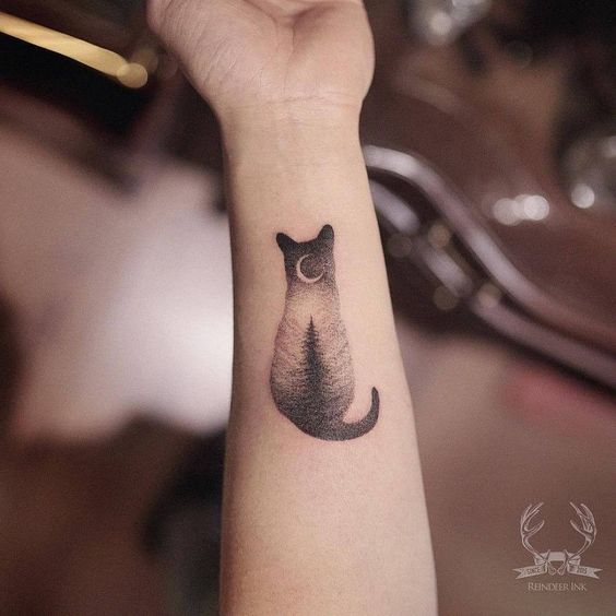 Tatuaje de gato con un interior de bosque; Tatuajes para llevar a mishi siempre contigo