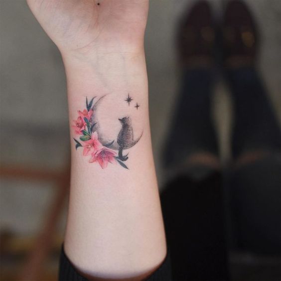 Tatuaje de gatito sobre una media luna; Tatuajes para llevar a mishi siempre contigo