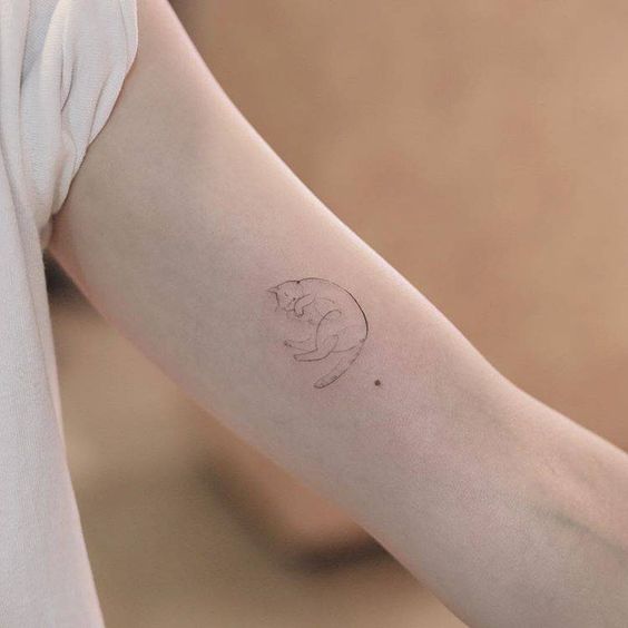 Tatuaje de gatito hecho con puntos pequeños; Tatuajes para llevar a mishi siempre contigo