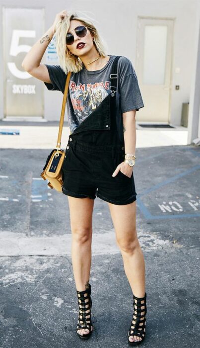 Chica usando un overol con una blusa de color gris