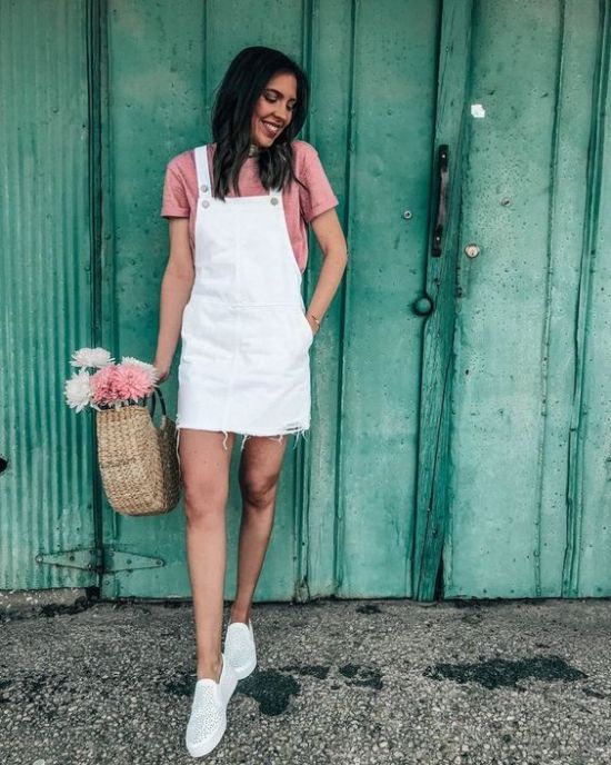 Chica usando un overol con una blusa de color rosa