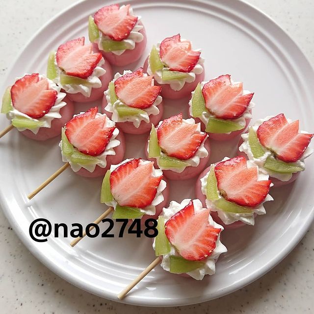 Brochetas en forma de fresas; Platillo elaborado por nao2748; Hermosa comida de bento estilo japonés