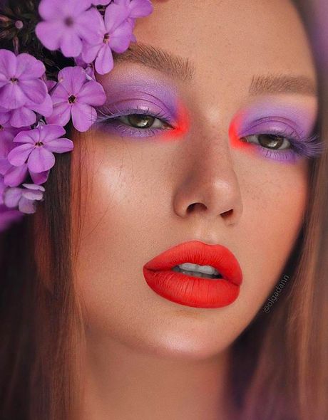 Chica con maquillaje en tonos morado y rojo carmín; Maquillaje de primavera que amarás