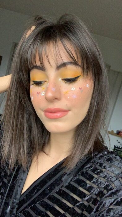 Chica con maquillaje en tono amarillo y flores miniatura; Maquillaje de primavera que amarás