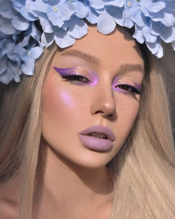 Chica con corona de flores y maquillaje en tono lila; Maquillaje de primavera que amarás