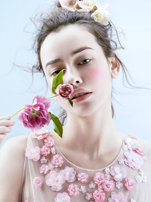 Chica sosteniendo una rosa con maquillaje semi natural; Maquillaje de primavera que amarás