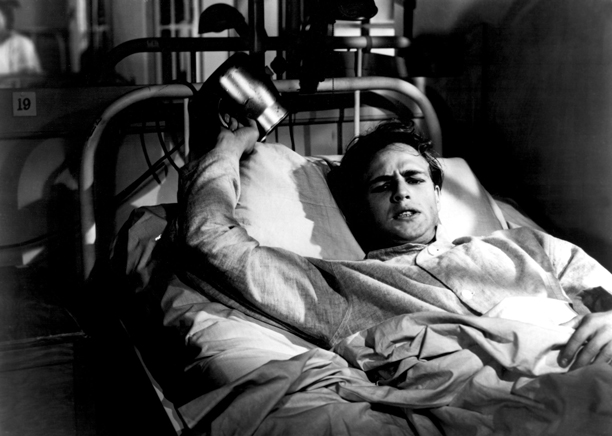 Marlon Brando en la película Vivirás tu vida; 10 Actores que dieron todo para lograr una actuación increíble