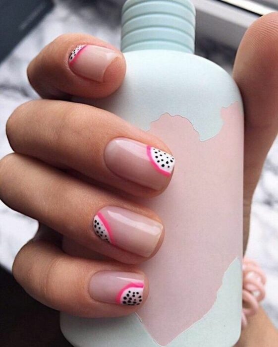 Manicura en tono rosa pastel con decorado de fruta del dragón; Manicuras frutales para darle sabor a tu primavera