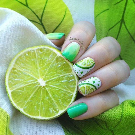 Manicura en tono verde decorada con rodajas de limón; Manicuras frutales para darle sabor a tu primavera