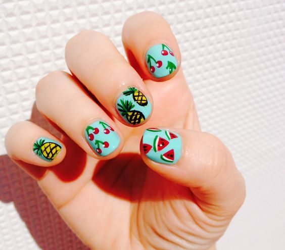 Manicura con fondo azul aqua decorado con frutas tropicales; Manicuras frutales para darle sabor a tu primavera