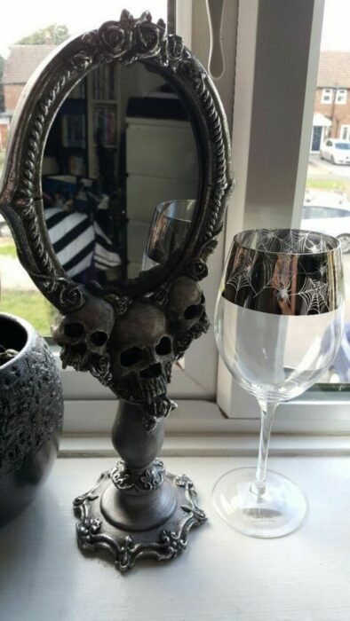Espejo en forma de calavera