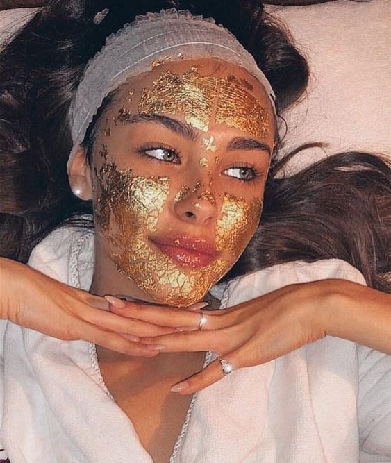 Chica recostada llevando una mascarilla; 7 Tips infalibles para acabar con esa papada de una vez por toda
