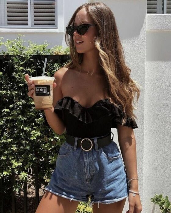 Chica llevando short con cinto alto; Ideas para usar short en primavera