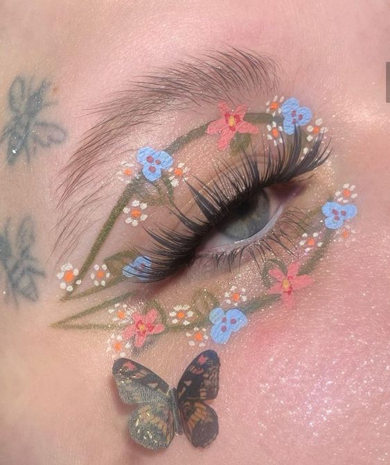 Delineado en verde con flores azules; Delineados con flores para una mirada llena de color