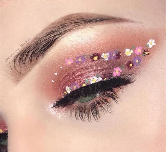 Delineado estilo cat eye con flores de colores y negro; Delineados con flores para una mirada llena de color