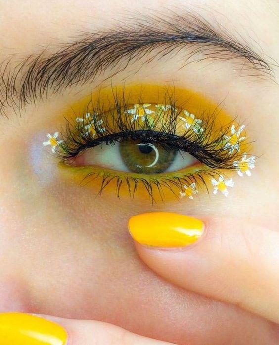 Delineado amarillo decorado con margaritas blancas; Delineados con flores para una mirada llena de color