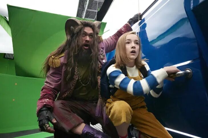 Jason Momoa en Slumberland, nueva película de Netflix, sosteniendo un vagón