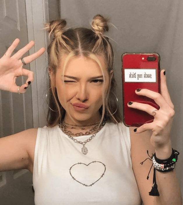 mujer de cabello claro con space buns y top blanco sin mangas