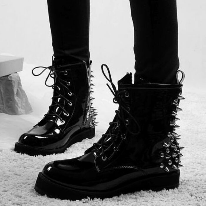 Botines negros estilo militar con estoperoles en los talones; Botines con estoperoles para chicas badass