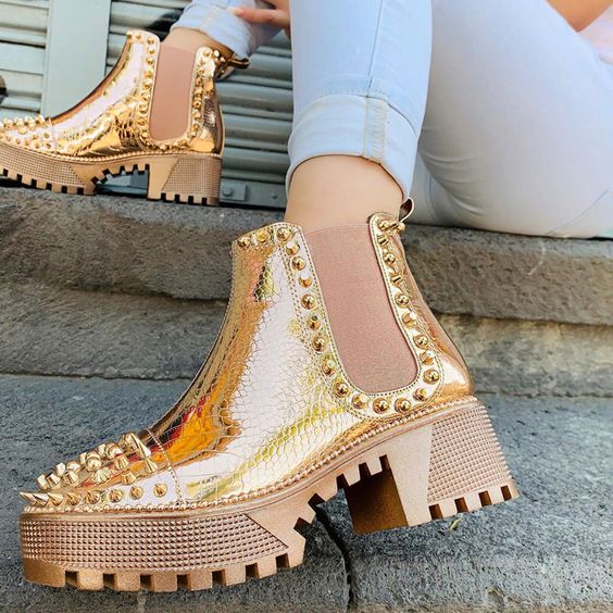 Botines dorados con detalles de estoperoles; Botines con estoperoles para chicas badass