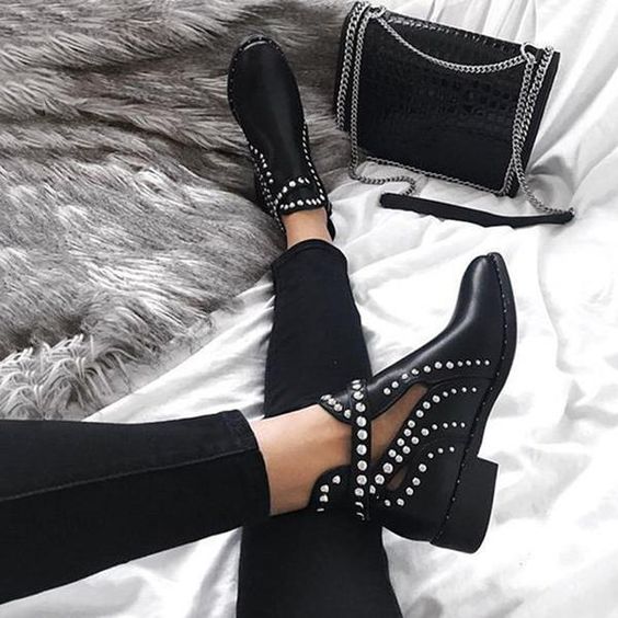 Botines negros con detalles de estoperoles plateados; Botines con estoperoles para chicas badass