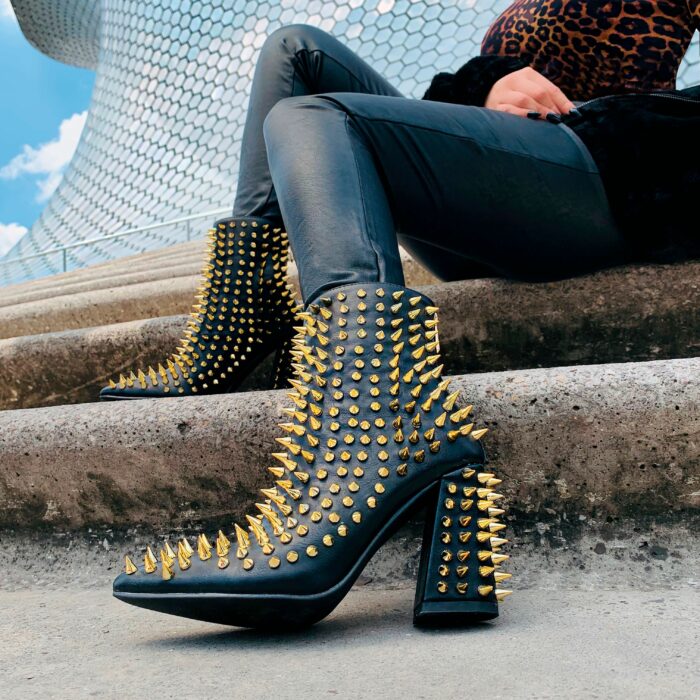 Botines altos con adornos de estoperoles en dorado; Botines con estoperoles para chicas badass