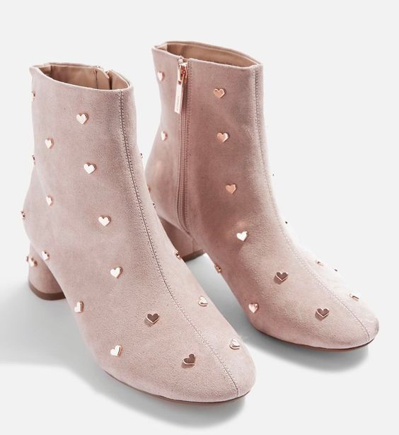 Botines rosa pastel decorados con estoperoles en forma de corazón; Botines con estoperoles para chicas badass